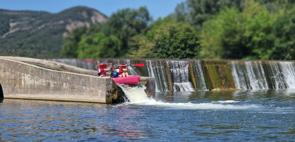 Du fun dans la glissière en canoë